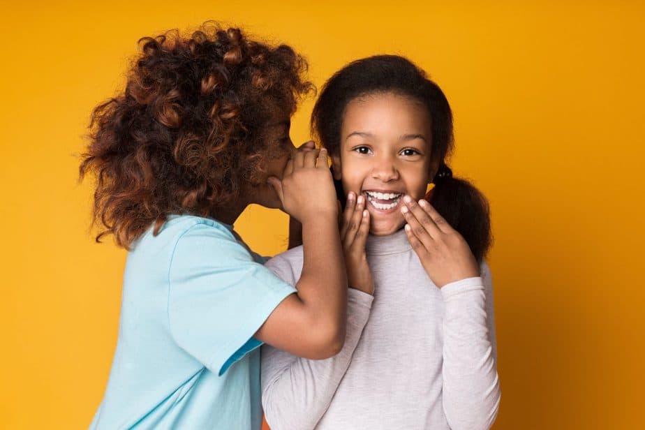 Foto di bambine che giocano al telefono senza fili