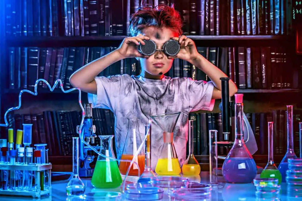 bambino scienziato nel suo laboratorio