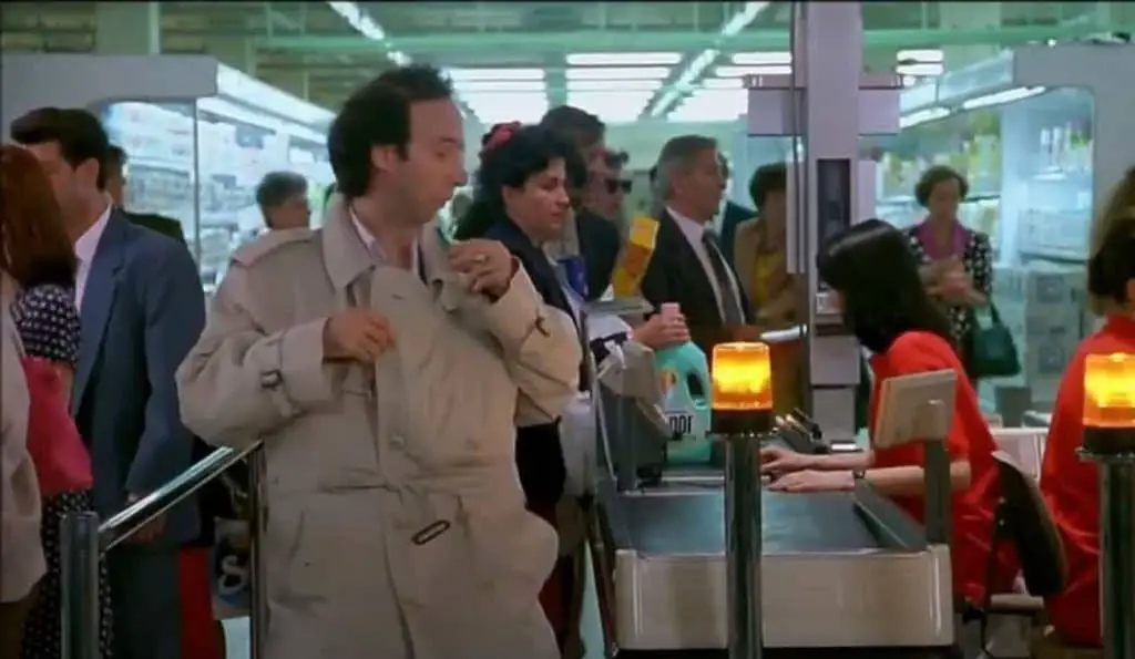 Benigni ruba al supermercato nella scena del film "Il Mostro"