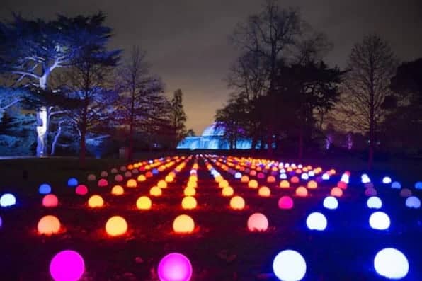 sfere luminosi ai Kew Gardens a Londra