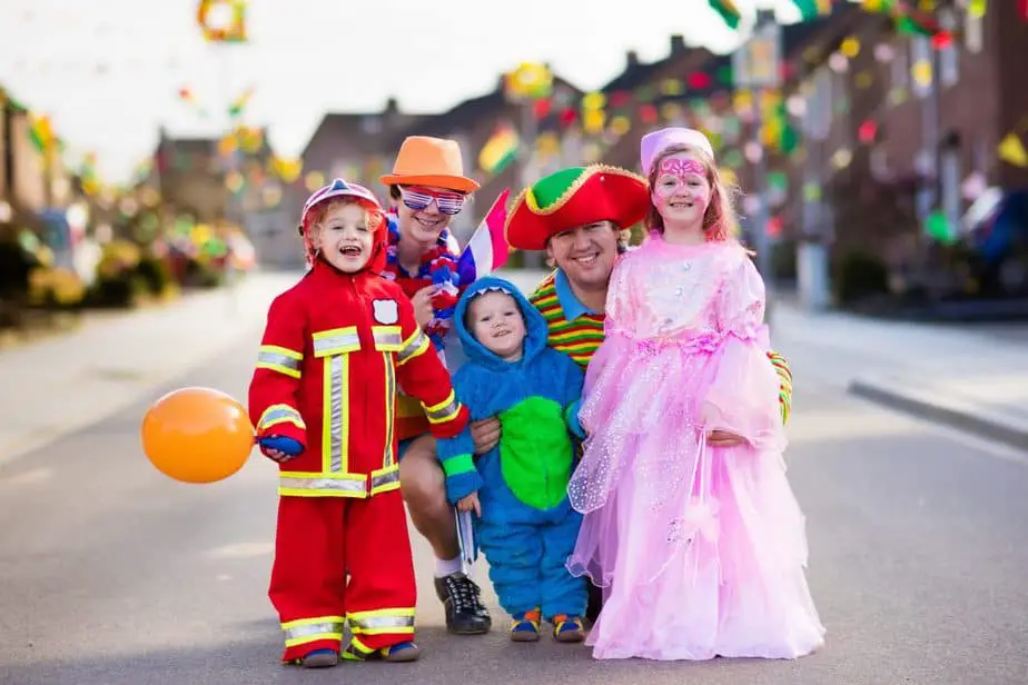 bambini in costume di carnevale