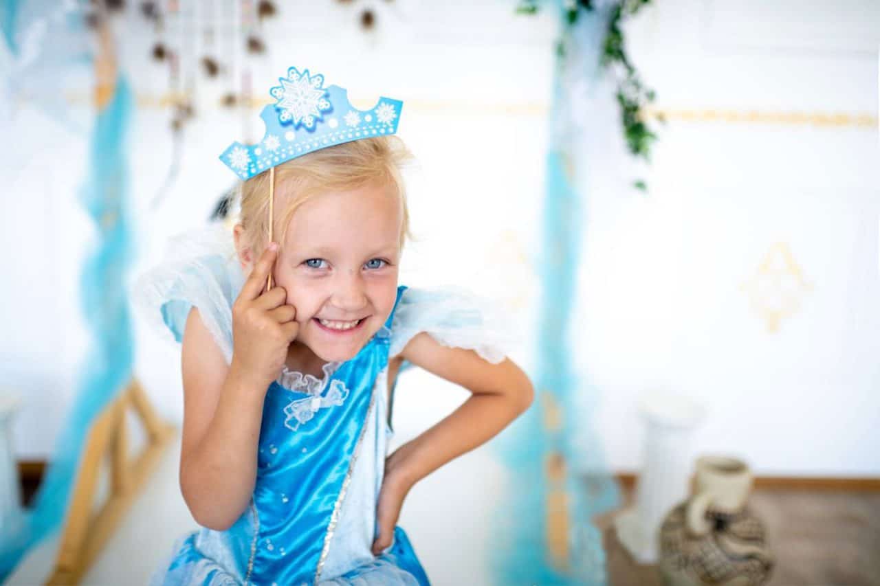 bambina in costume di carnevale da principessa