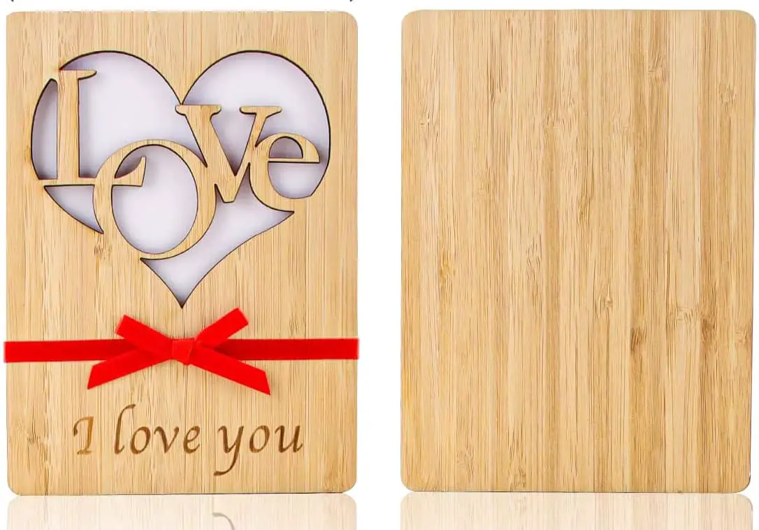 Biglietto di San Valentono in legno con scritta Love