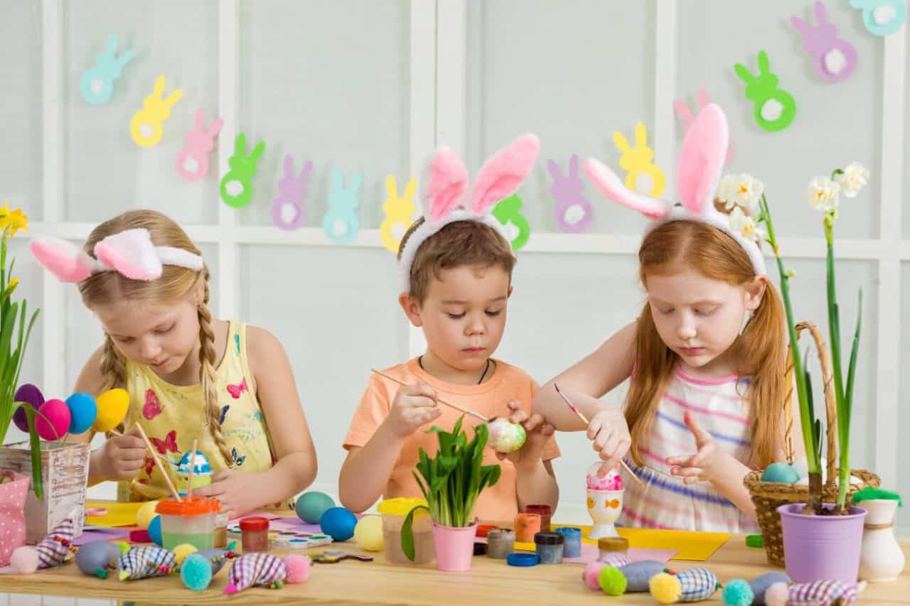 bambini colorano le uova di pasqua