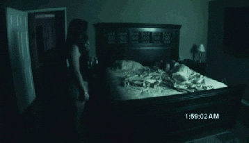 Paranormal Activity - spezzone del film in cui lei fissa lui nella notte.gif