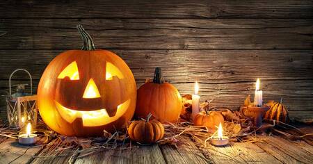 zucca con paglia candele e lanterne - addobbi per halloween