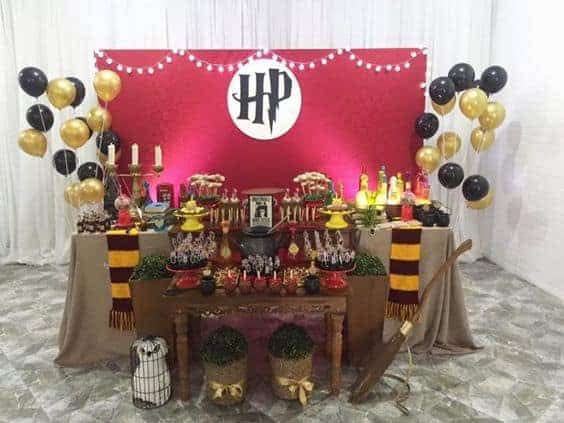 festa a tema Harry Potter - allestimento tavola ed addobbi con sciarpe, scopa, cespugli