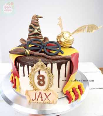 Torta in pasta di zucchero a tema Harry Potter con occhiali, sciarpa, cappello parlante, scopa, boccino d'oro