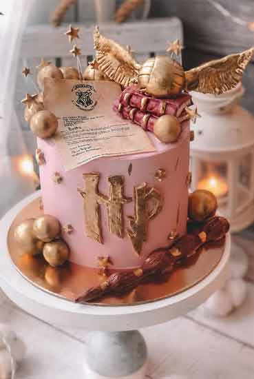 Torta in pasta di zucchero a tema Harry Potter color rosa per bambine e femminucce