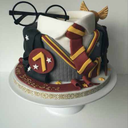 Torta in pasta di zucchero a tema Harry Potter - con divisa cravatta, occhiali, boccino d'oro