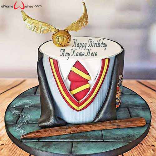 Torta in pasta di zucchero con busto di Harry Potter, divisa, cravatta, bacchetta magica, boccino d'oro