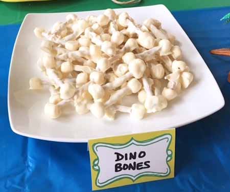 ossa di dinosauro di cioccolato con popcorn e bastoncino salato per aperitivi - Idee dolci per il buffet a tema dinosauri