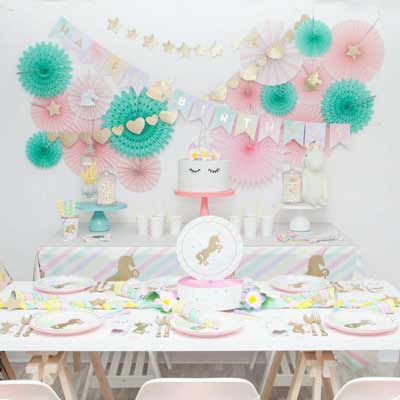 festa tema unicorno - allestimento tavola con festoni colorati