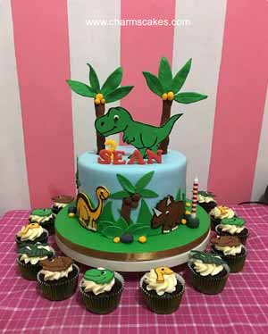 torta a tema dinosauri in pasta di zucchero in stile cartoon 