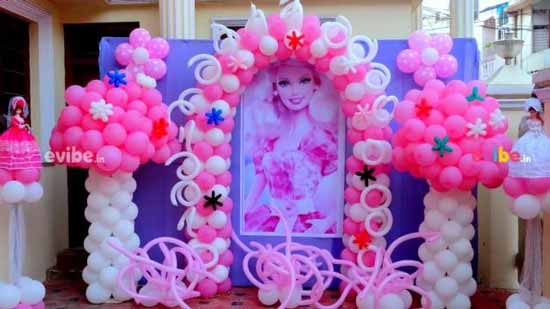 allestimento di palloncini a tema Barbie fai da te - arco di palloncini con modellabili e fiorellini