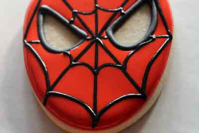 idee buffet e dolci a tema spider-man - biscotti con faccia di spider-man con buco