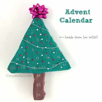 calendario avvento fai da te con rotoli di carta igienica a forma di albero di Natale rivestito