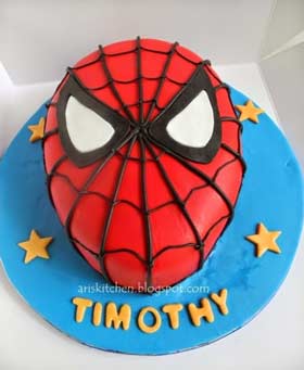 torta a tema Spider-Man facile in pasta di zucchero con faccia