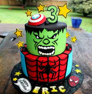 torta a tema Spider-Man e incredibile Hulk a due piani