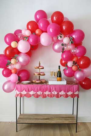 arco di palloncini per mini aperitivo - idea per allestimento di palloncini fai da te