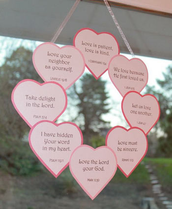 Ghirlanda di carta fai da te con frasi sull'amore tratte dalla Bibbia - Decorazione San Valentino