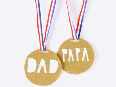 medaglia con scritta - lavoretto per la festa del papà con carta