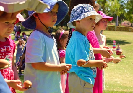 bambini giocano alla corsa con l'uovo - gioco da fare a pasqua - staffetta