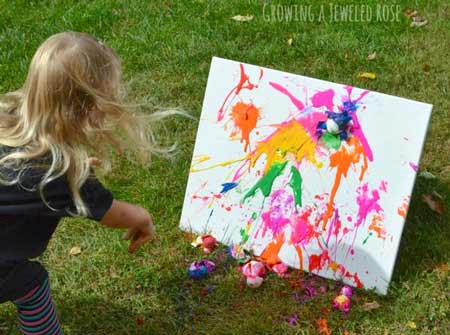 uova piene di colore su tela - gioco di pasqua per bambini da fare all'aperto