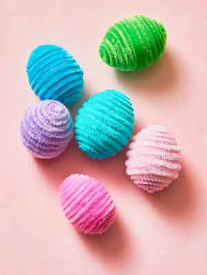uova colorate antistress con fili di ciniglia - lavoretto di pasqua per bambini della scuola primaria