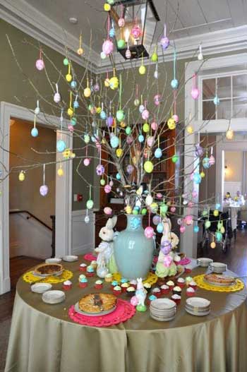 albero di pasqua fai da te grande con uova dipinte su tavolo del buffet
