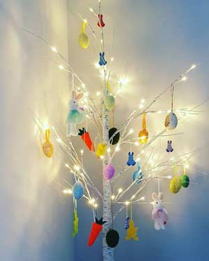 albero di pasqua fai da te con luci e decorazioni