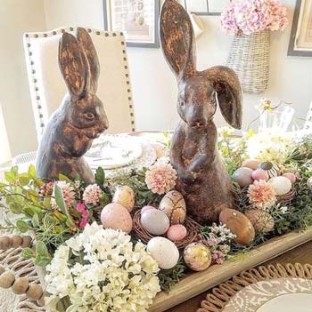 centrotavola con conigli, uova e fiori - decorazione di pasqua fai da te per la tavola
