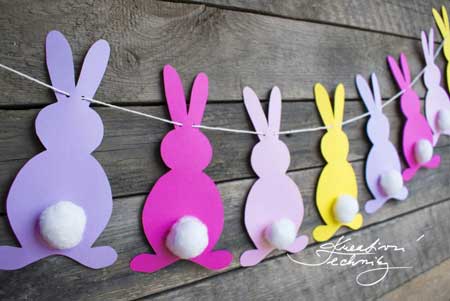 festone di coniglietti con coda pompon - decorazione di pasqua fai da te per bambini