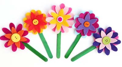 segnalibri a forma di fiori con petali in feltro e bottone - lavoretto per festa della mamma con stecche gelato