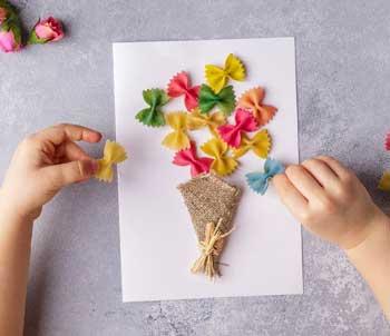 cartoccio di fiori di pasta farfalle  shabby chic con iuta - lavoretto per festa della mamma con pasta