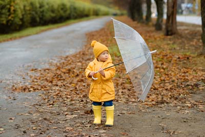 bambino con l'ombrello