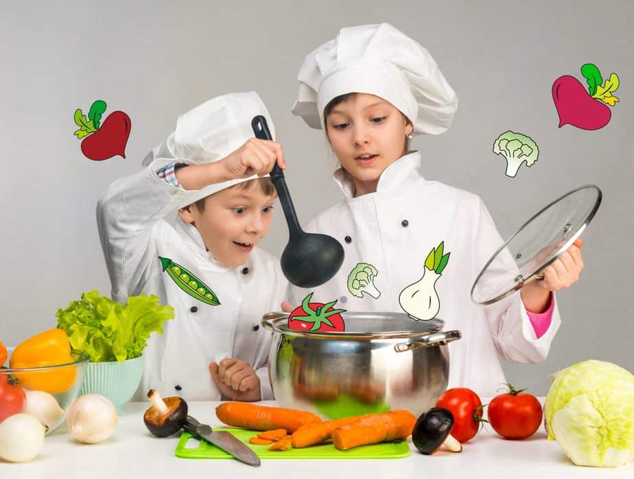 Foto di bambini che giocano a fare gli chef
