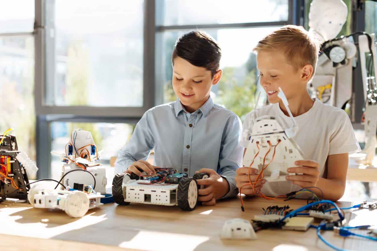Foto di bambini di 8 anni che giocano con un robot
