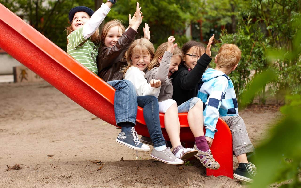 Foto di bambini felici su uno scivolo