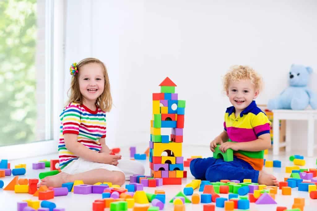 Foto di bambini di 3 anni che giocano con costruzioni