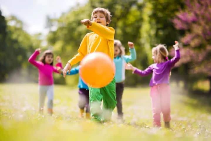 6 Giochi da Fare con le Palline Colorate per Bambini