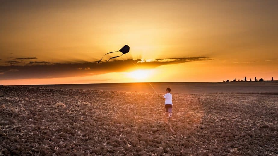 Foto di un bambino che fa volare un aquilone