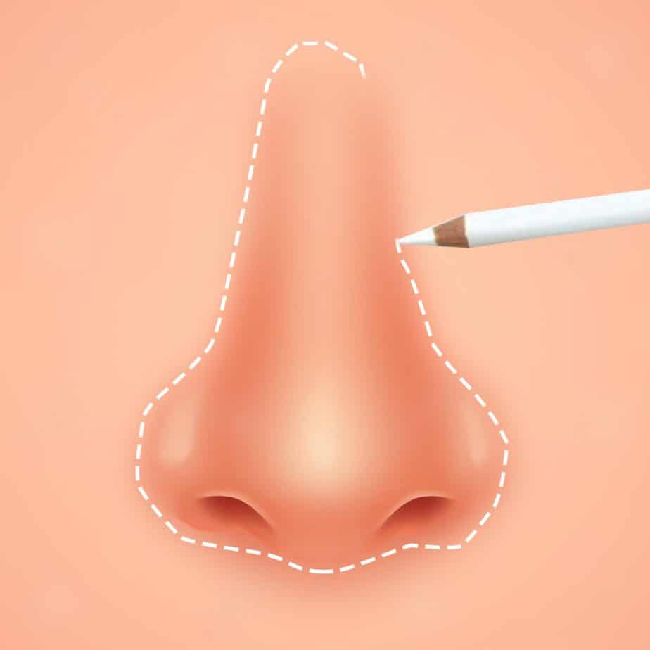 1. Applicare un naso finto - tracciare il bordo con matita bianca