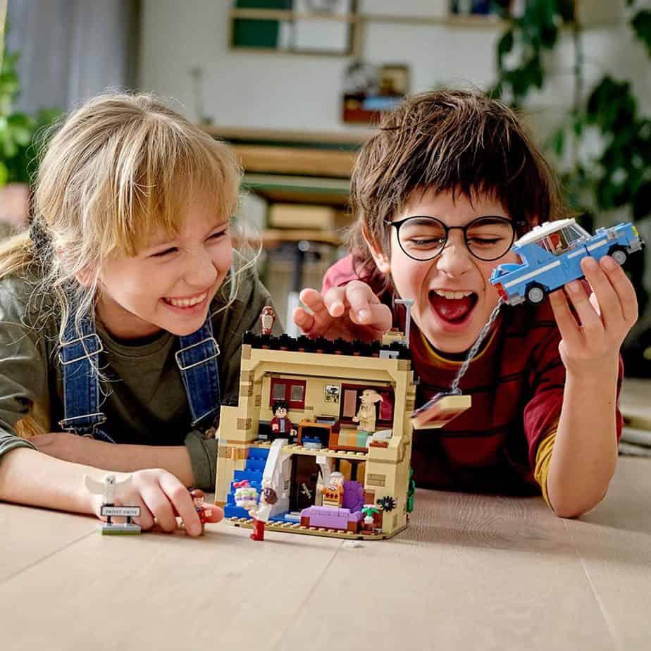 Foto di bambini che giocano con Harry Potter LEGO