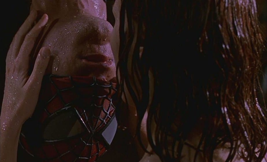 spider-man si solleva la maschera e bacia Mary Jane a testa in giù
