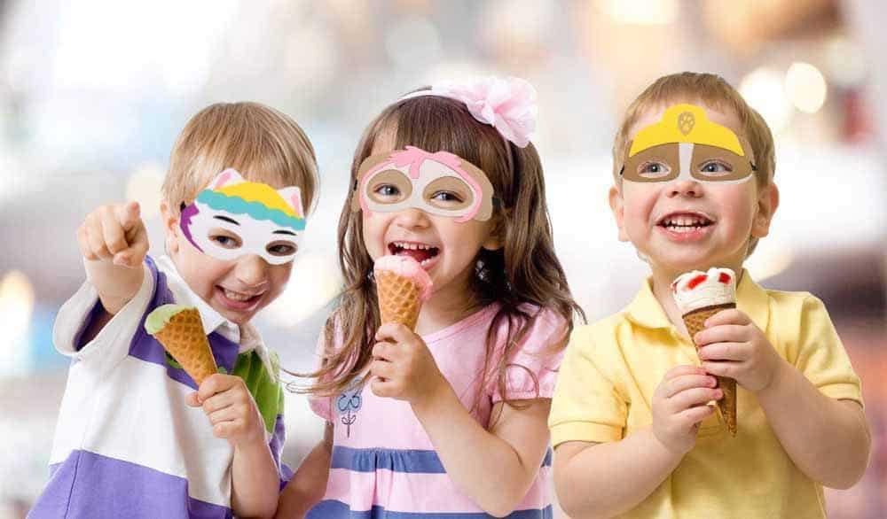 bambini indossano delle maschere facciali di Paw Patrol per Carnevale
