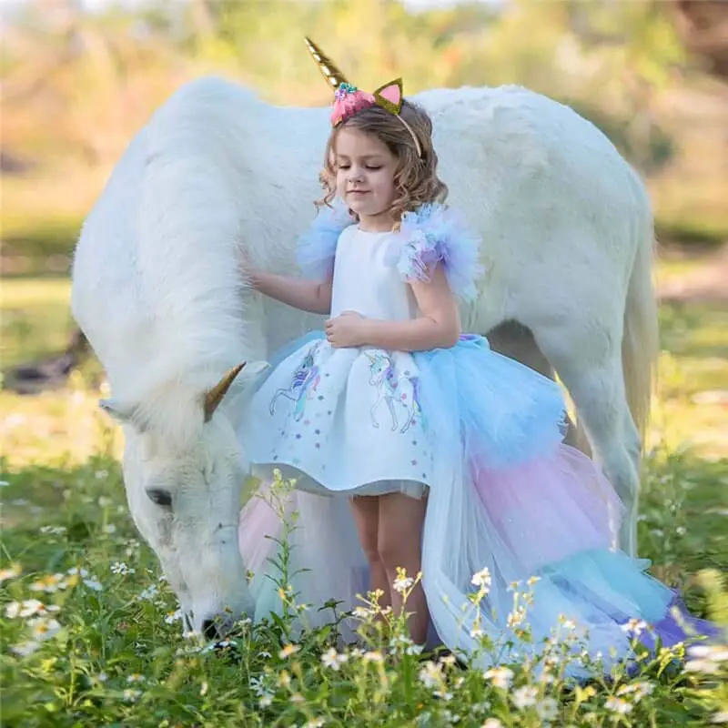 Bambina vestita da unicorno
