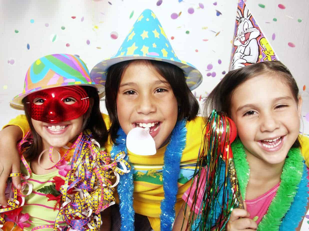 Foto di bambini che ridono a Carnevale