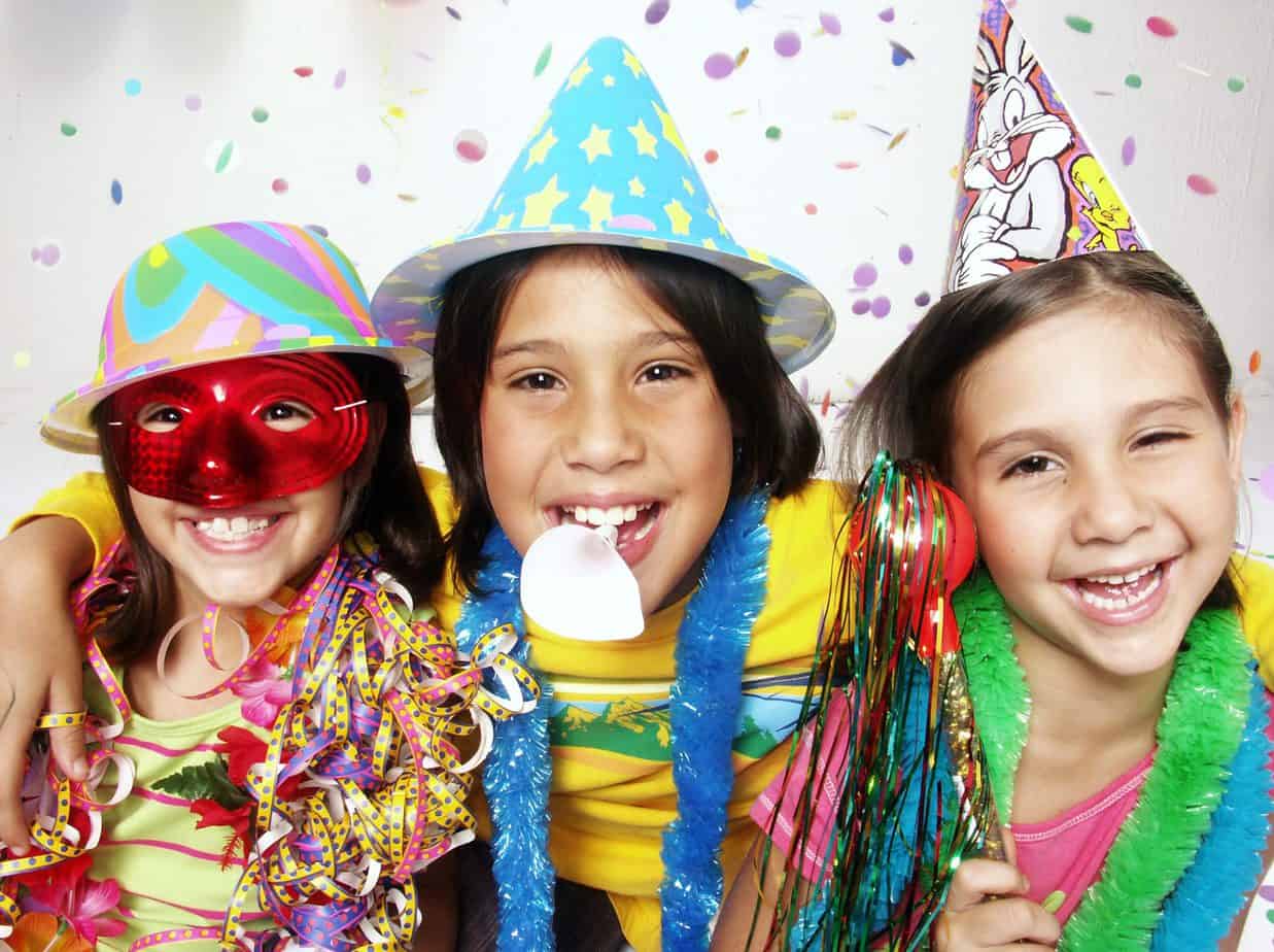 Foto di bambini che festeggiano il Carnevale