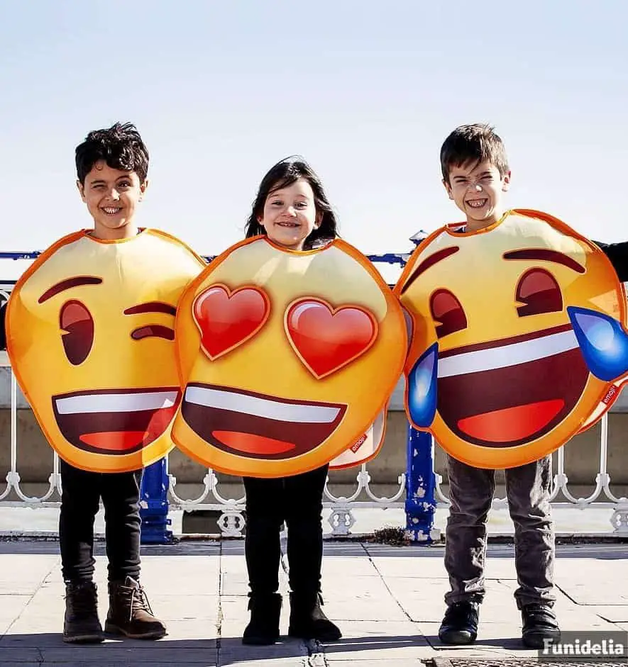 Bambini travestiti da divertenti emoji